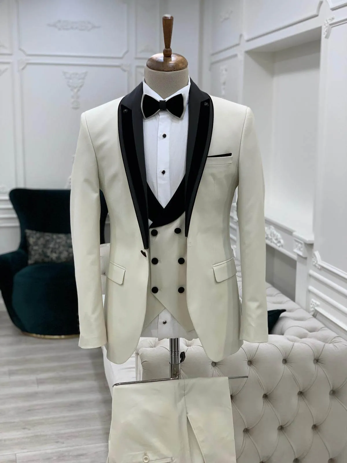 Burford Broken White Tuxedo